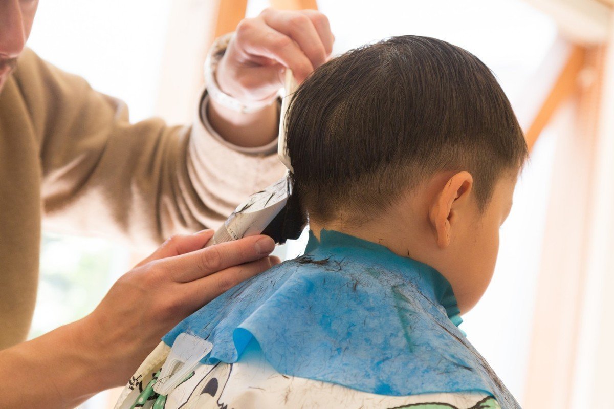 【2020年版】子どもの散髪準備ガイド！自宅でできる人気ヘアスタイルでお洒落に節約チャレンジの画像