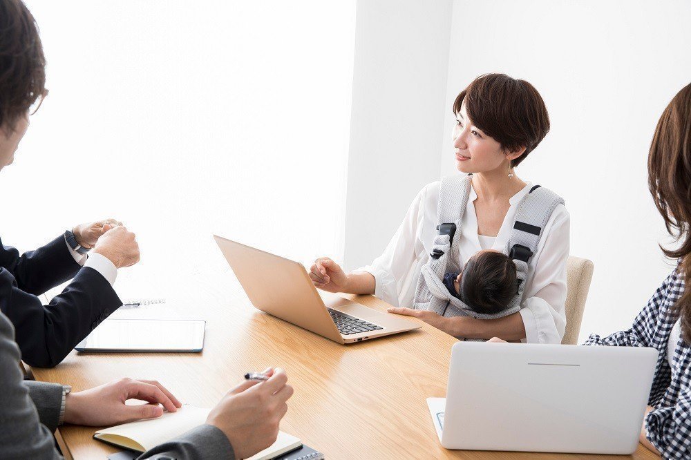 政府の子連れ出勤推奨方針。実際に子どもを連れて出社することは可能なのか？の画像