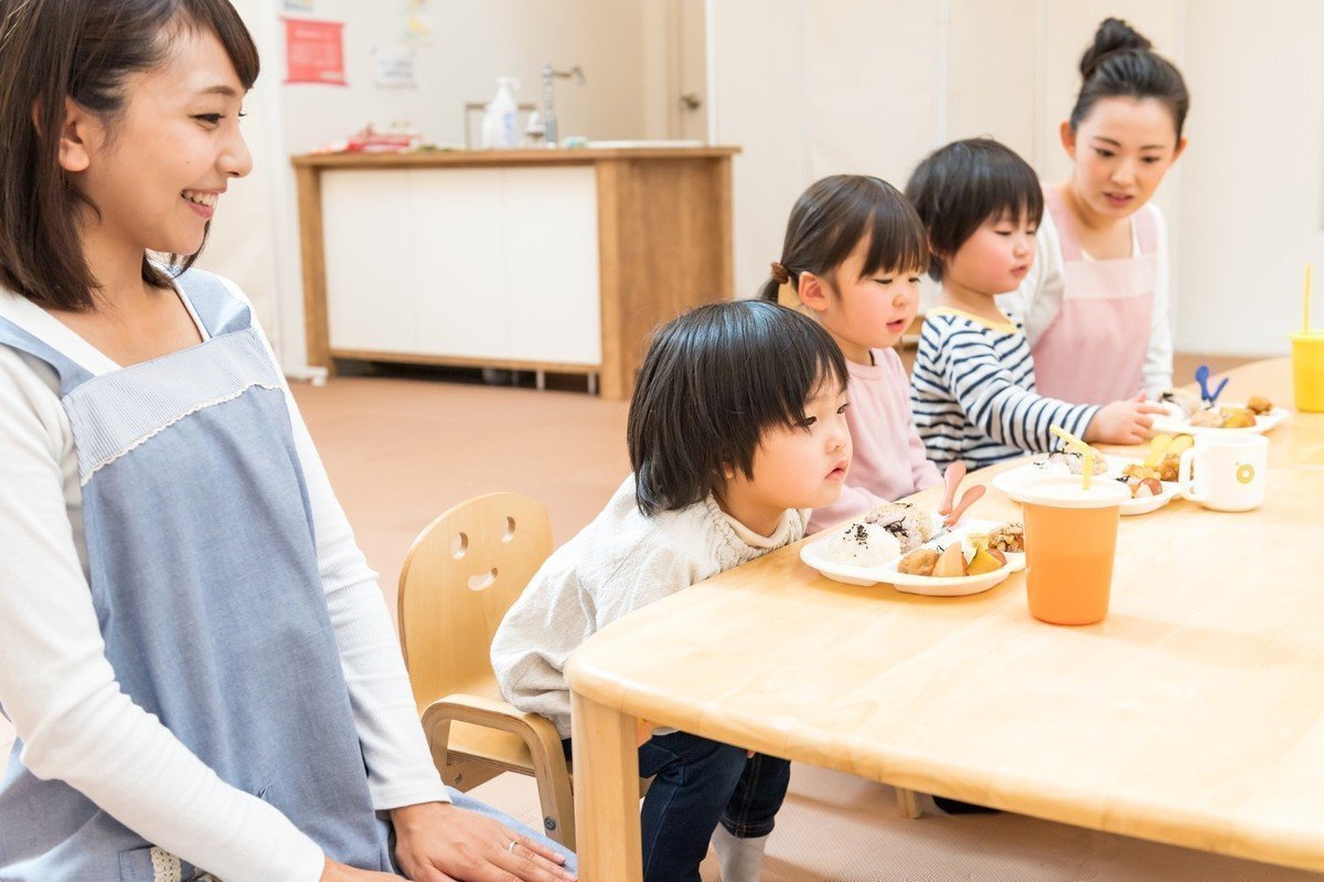 保育園で働く栄養士の仕事内容には保育業務や事務作業もある？